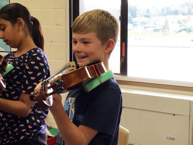 Photo of a young boy with a violin.