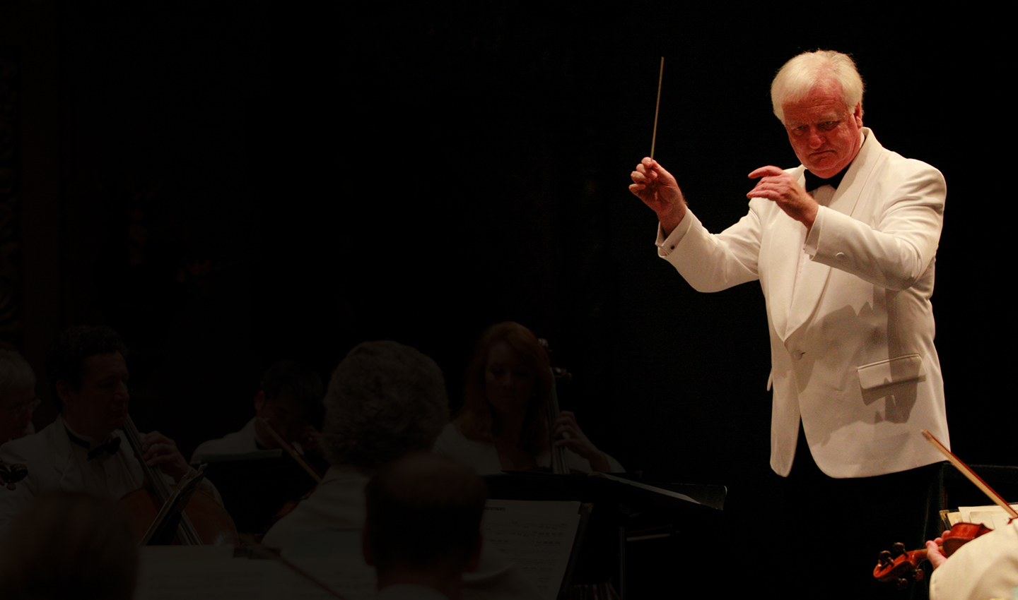 Photo of Michael Palmer conducting.