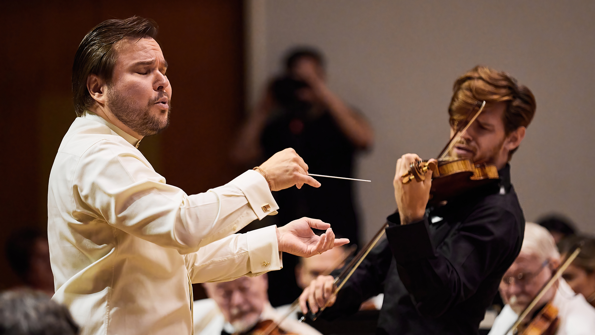 Photo of Marcelo Lehninger, new conductor of the Bellingham Festival of Music conducting the orchestra.