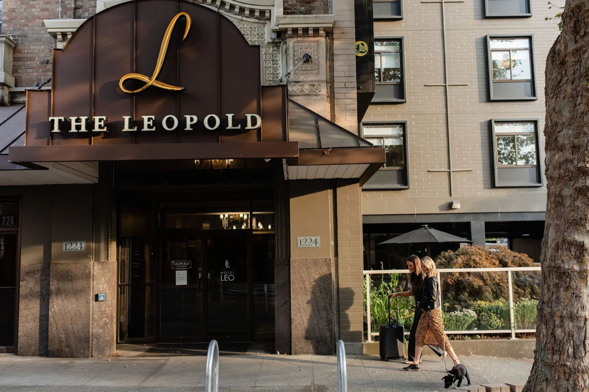 Photo of the front of the Hotel Leo with two women walking past.