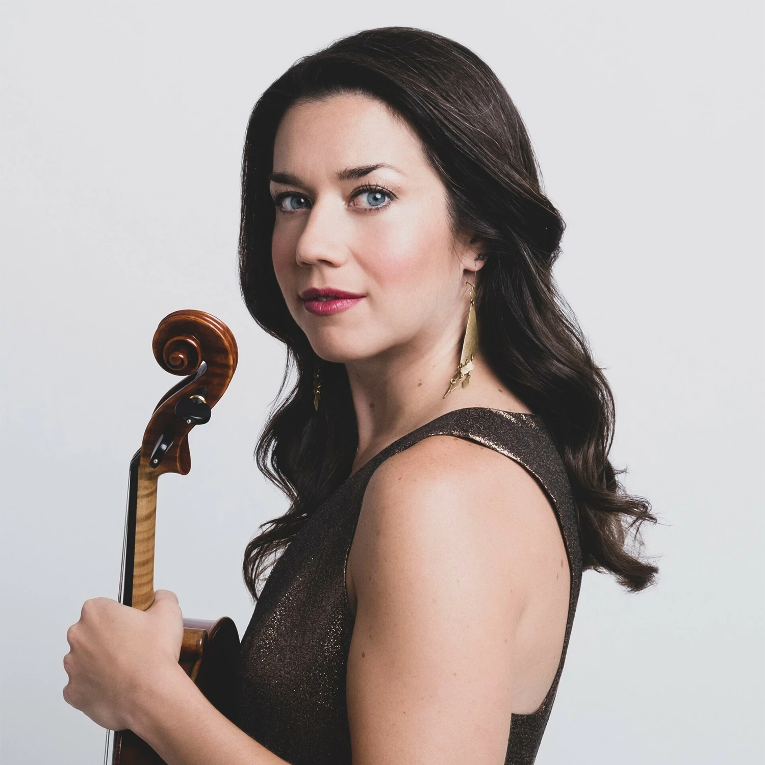 Portrait of Caroline Gilbert, principal viola, holding her viola.