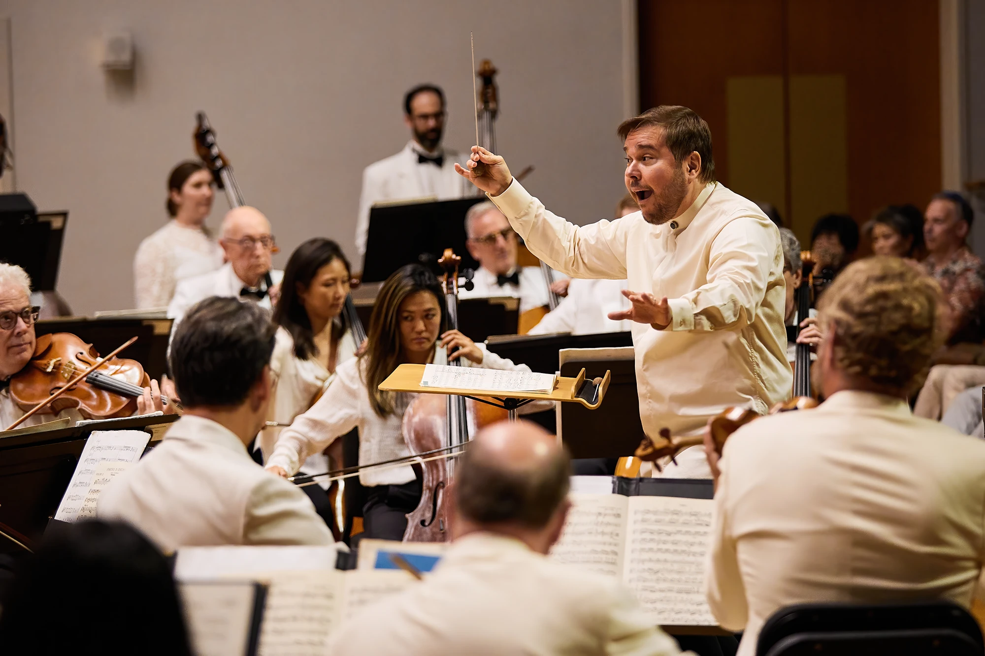 Photo of Marcelo Lehinger conducting the Festival Orchestra in concert.