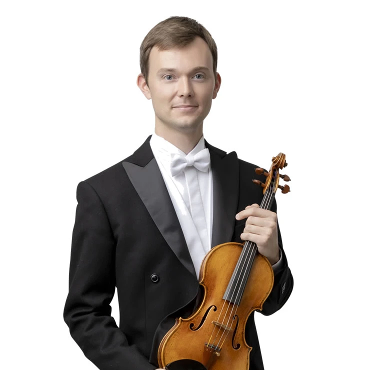 Portrait of Roman Yearian, violin, in a tuxedo holding a violin.