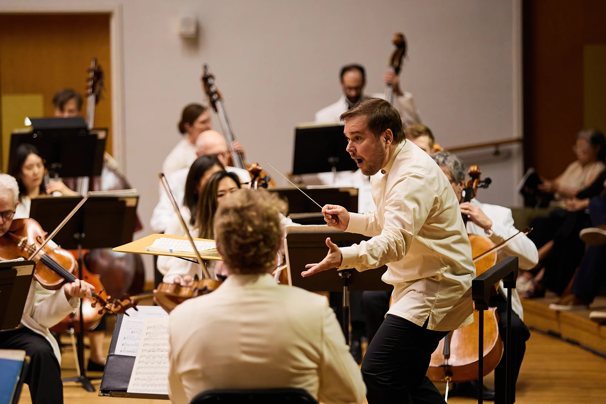 Photo of Marcelo Lehninger conducting the Festival Orchestra in concert.