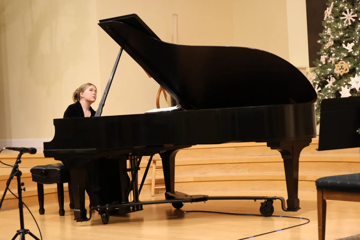 Photo of Penelope Keep playing the piano in concert.