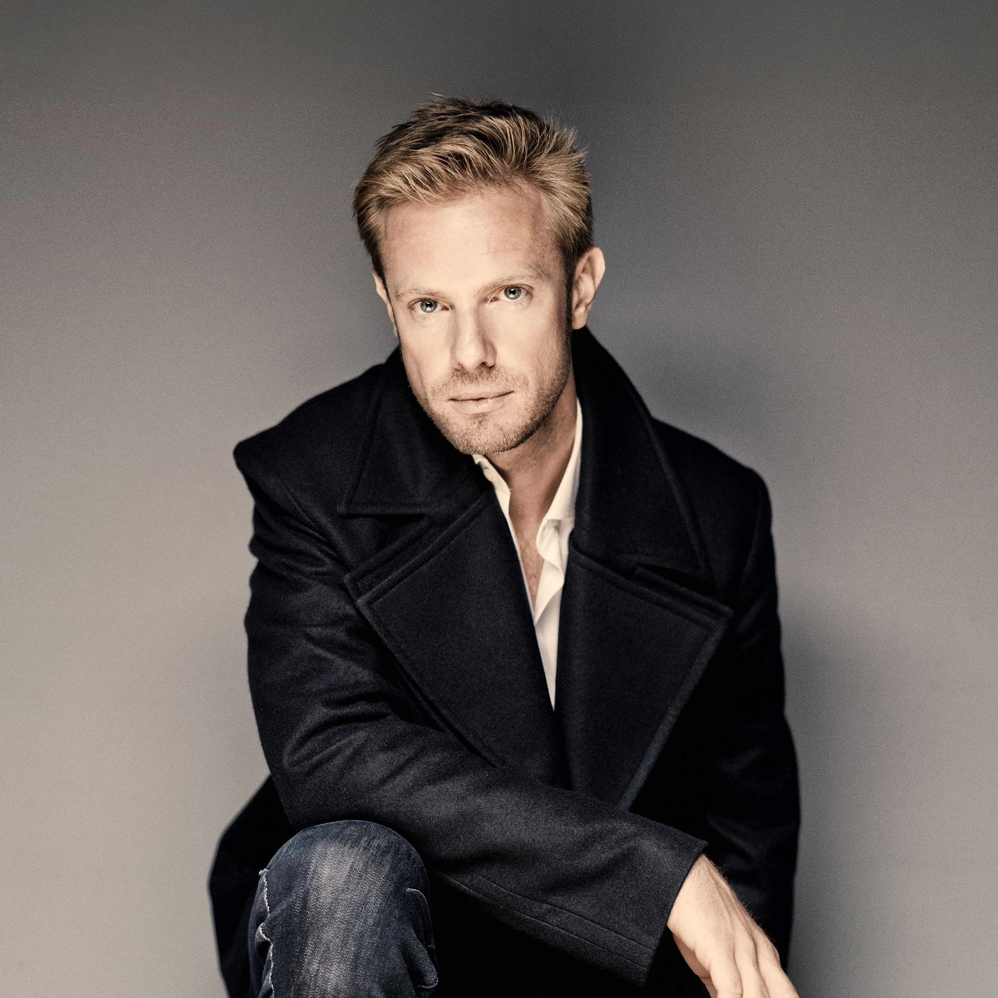 Portrait of pianist Andrew von Oeyen.